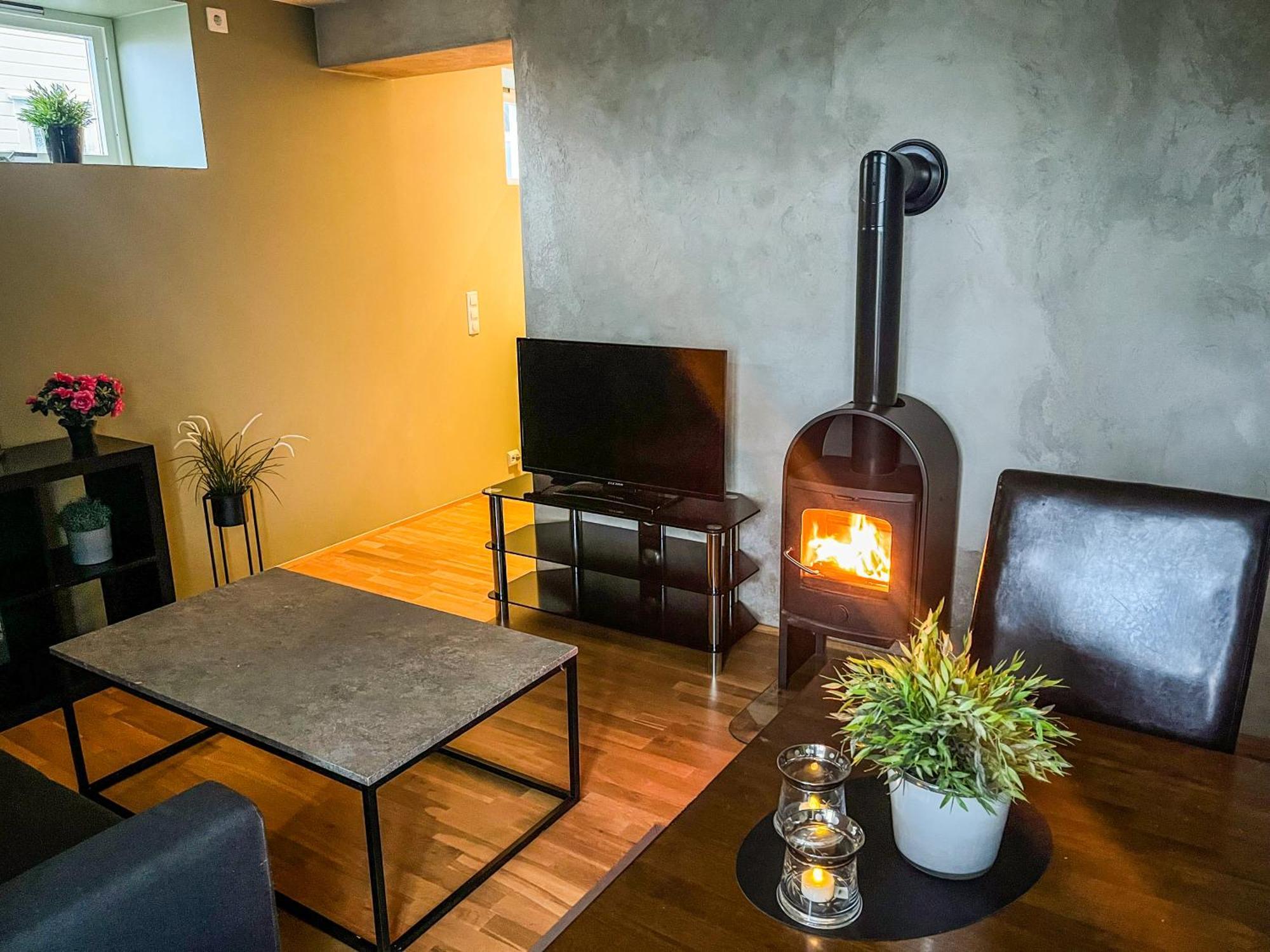 Two-Bedroom City Apartment With Fire Place, Free Parking And Fjordview Terrace - Calm And Central Alesund Exterior photo