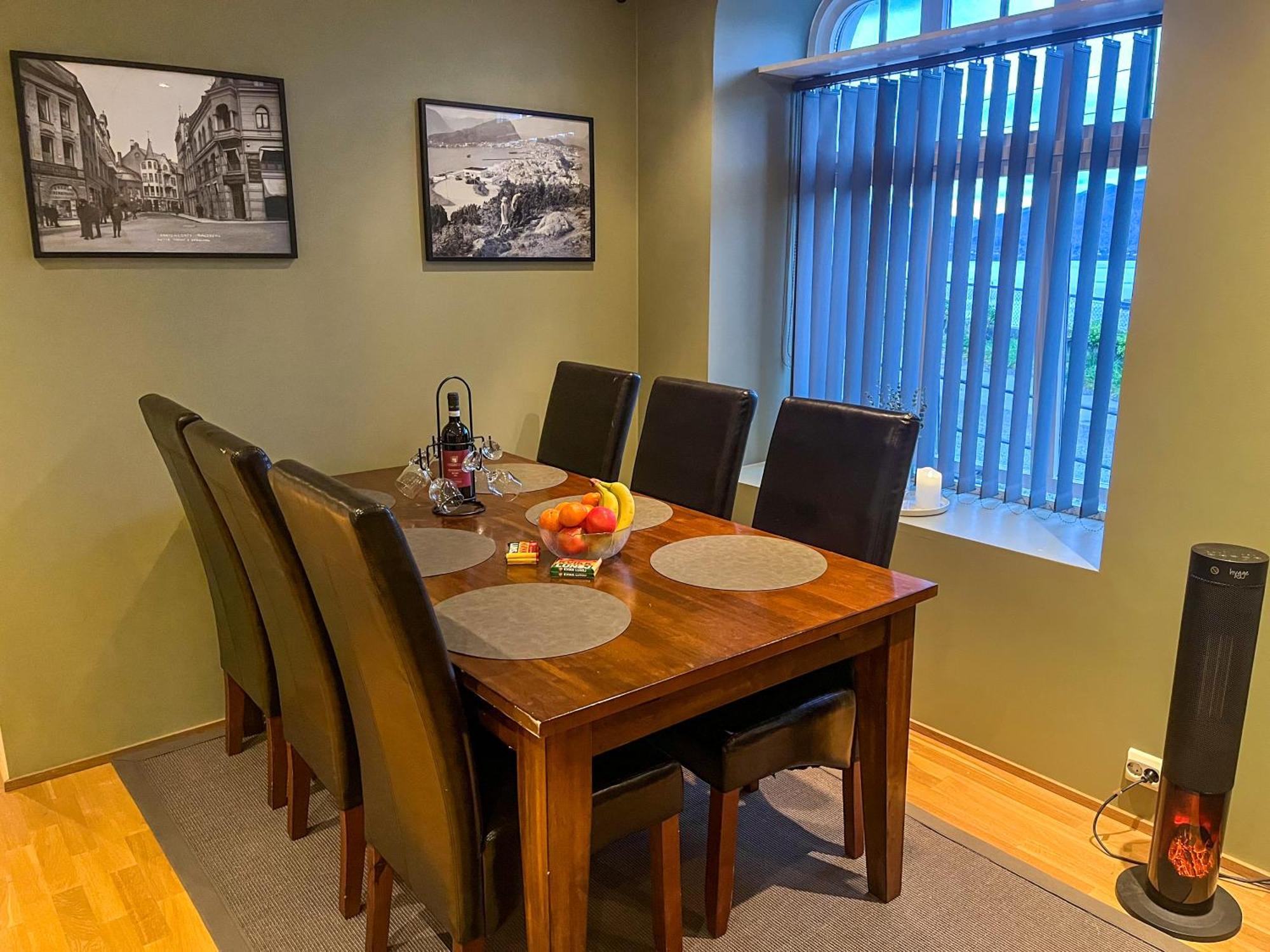 Two-Bedroom City Apartment With Fire Place, Free Parking And Fjordview Terrace - Calm And Central Alesund Exterior photo