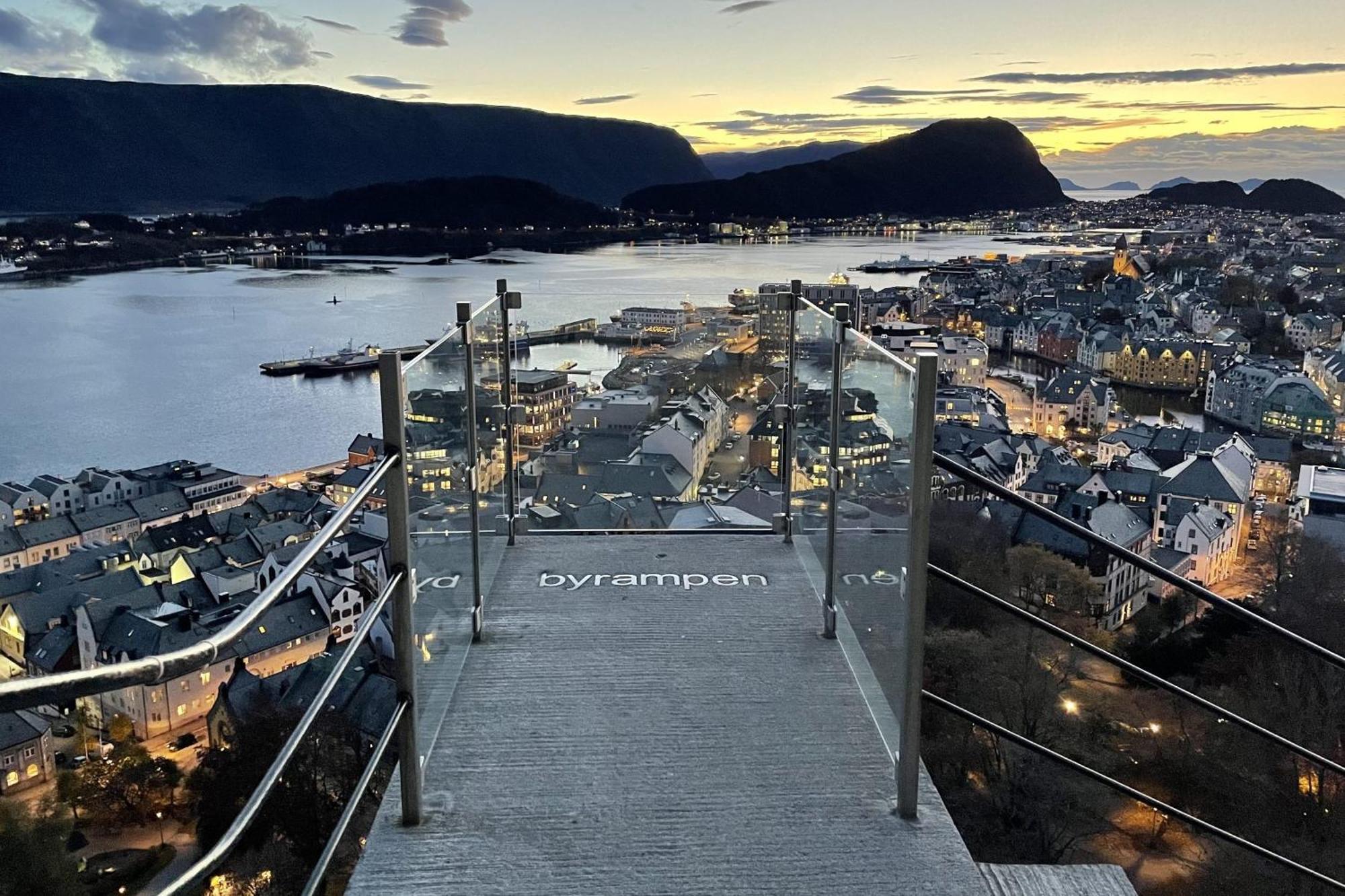 Two-Bedroom City Apartment With Fire Place, Free Parking And Fjordview Terrace - Calm And Central Alesund Exterior photo