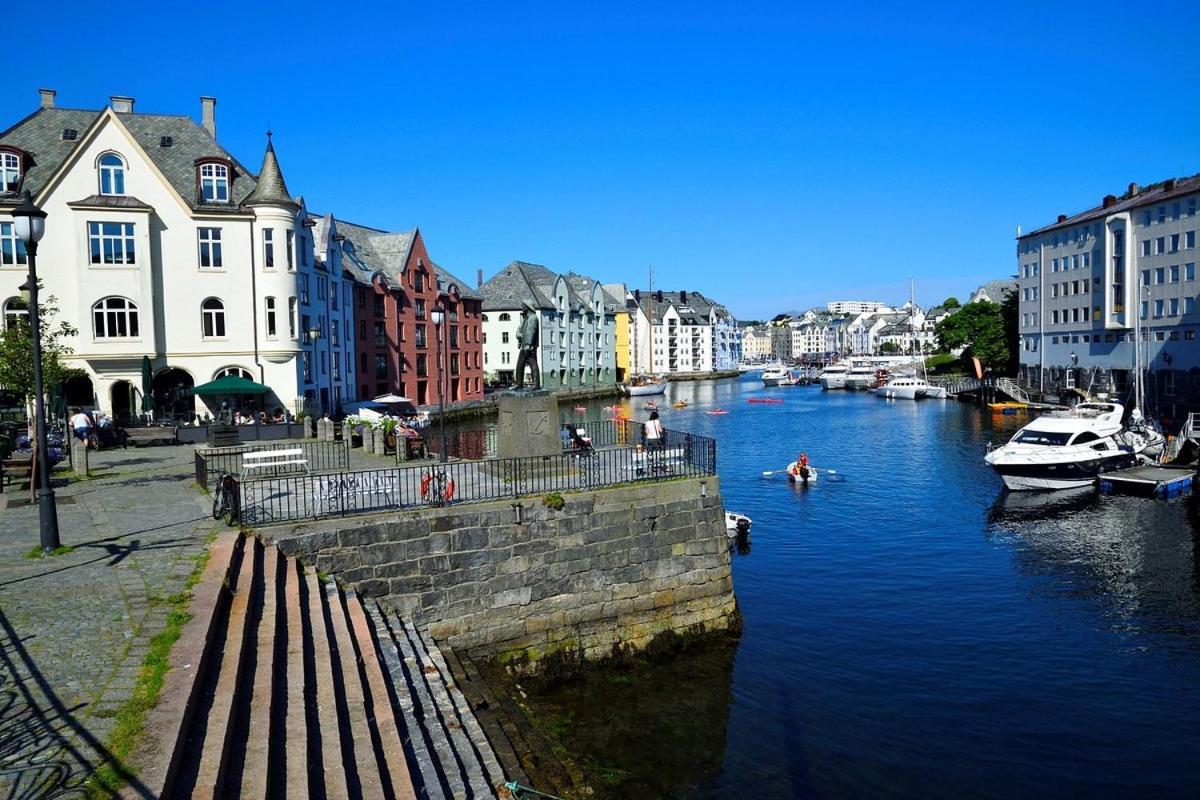 Two-Bedroom City Apartment With Fire Place, Free Parking And Fjordview Terrace - Calm And Central Alesund Exterior photo