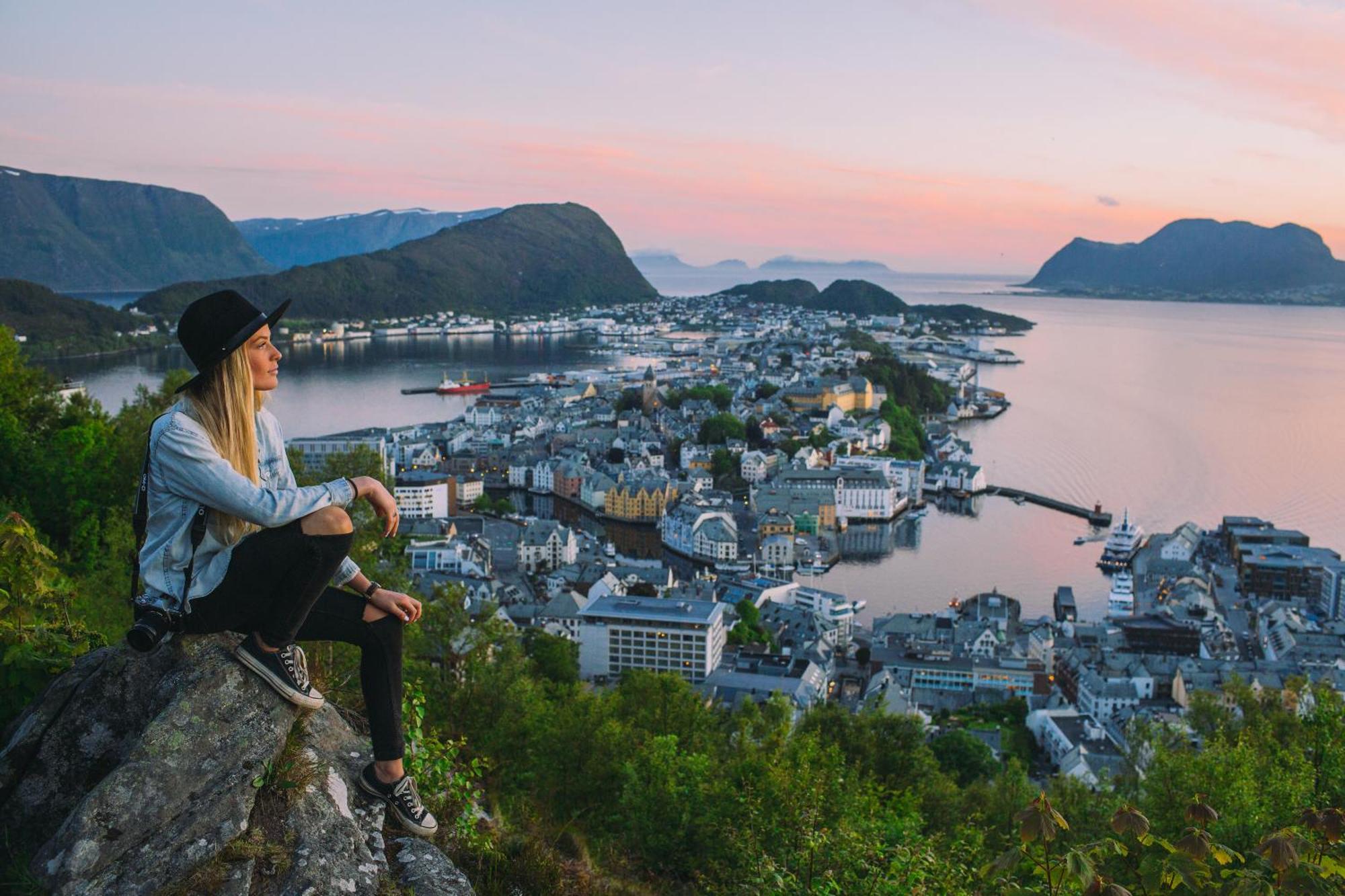 Two-Bedroom City Apartment With Fire Place, Free Parking And Fjordview Terrace - Calm And Central Alesund Exterior photo